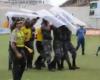 Un árbitro ecuatoriano abandona el campo entre botellazos
